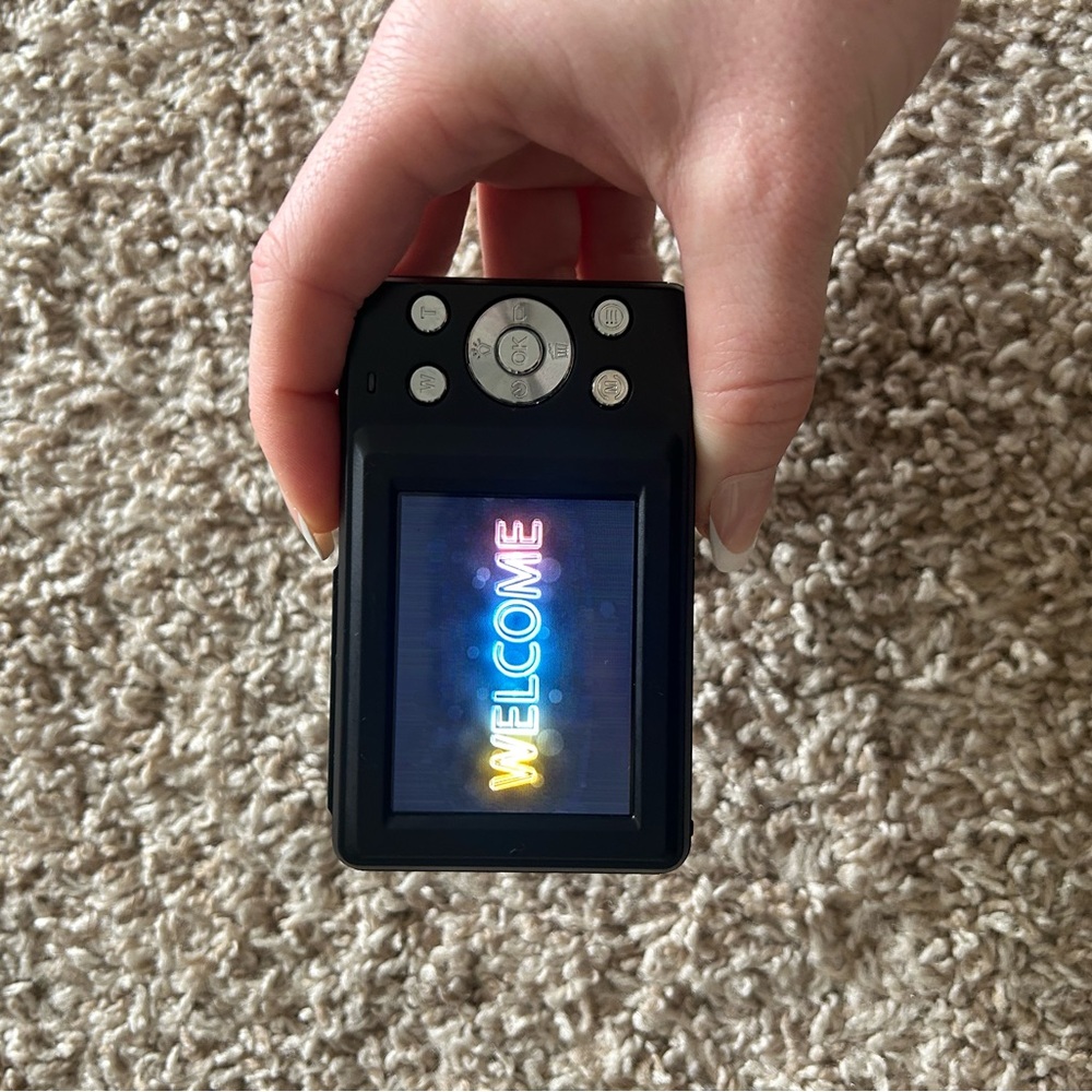 Compact Black Digital Camera - Picture 4 of 5